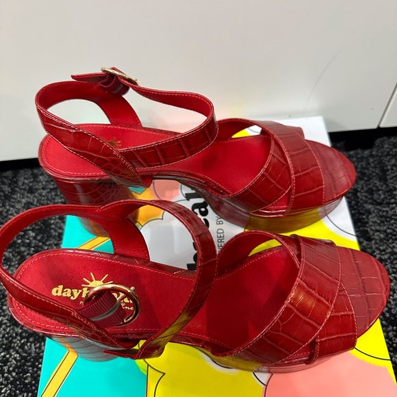Nina Daybreaks Note Platform sandal in Red NWB size 11 - Picture 3 of 9